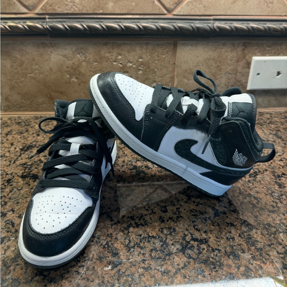 Jordan 1 mid kids size 1.5